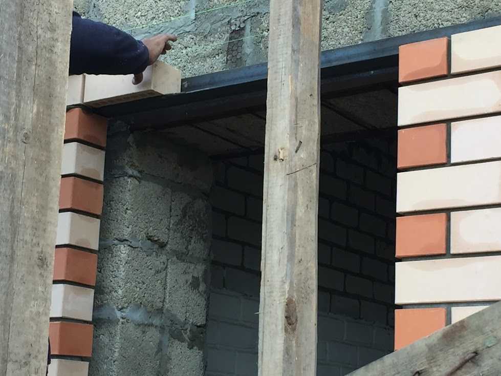 Технология и нюансы облицовки дома кирпичом