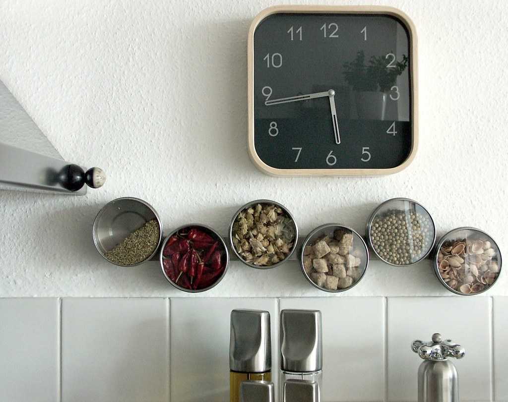 На кухне есть часы. Оригинальные часы на кухню. Часы на кухню настенные. Часы в интерьере. Креативные часы на кухню.