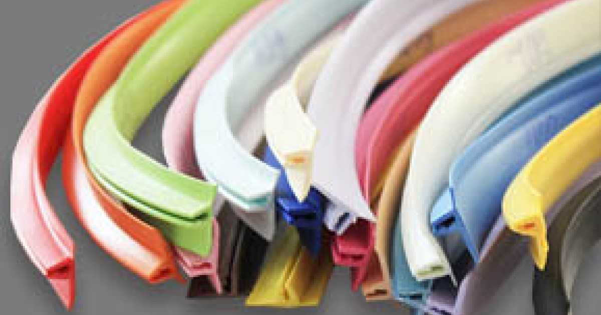 Чем закрыть щель между натяжным потолком и стеной: способы маскировки стыка