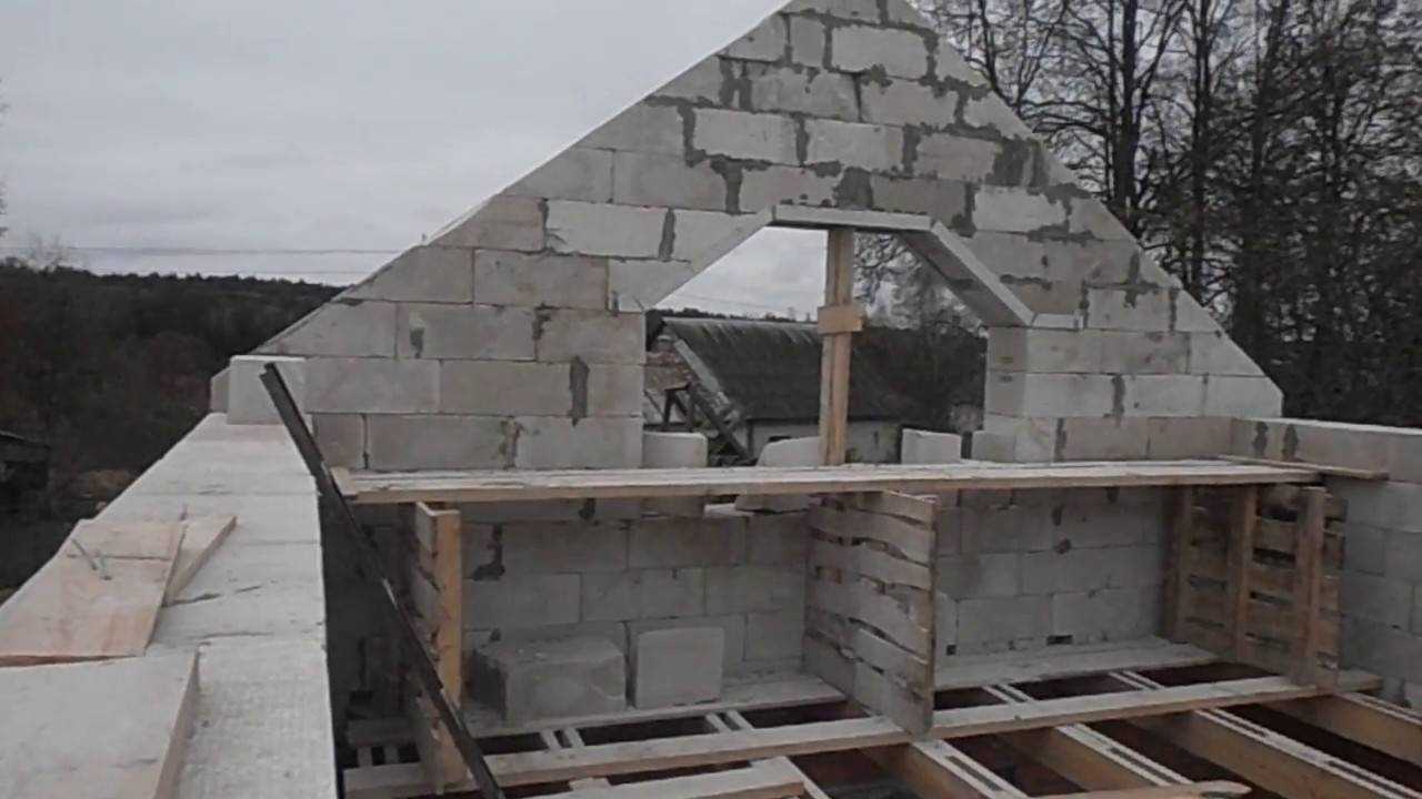 Кладка фронтона из кирпича двухскатной крыши, как укрепить