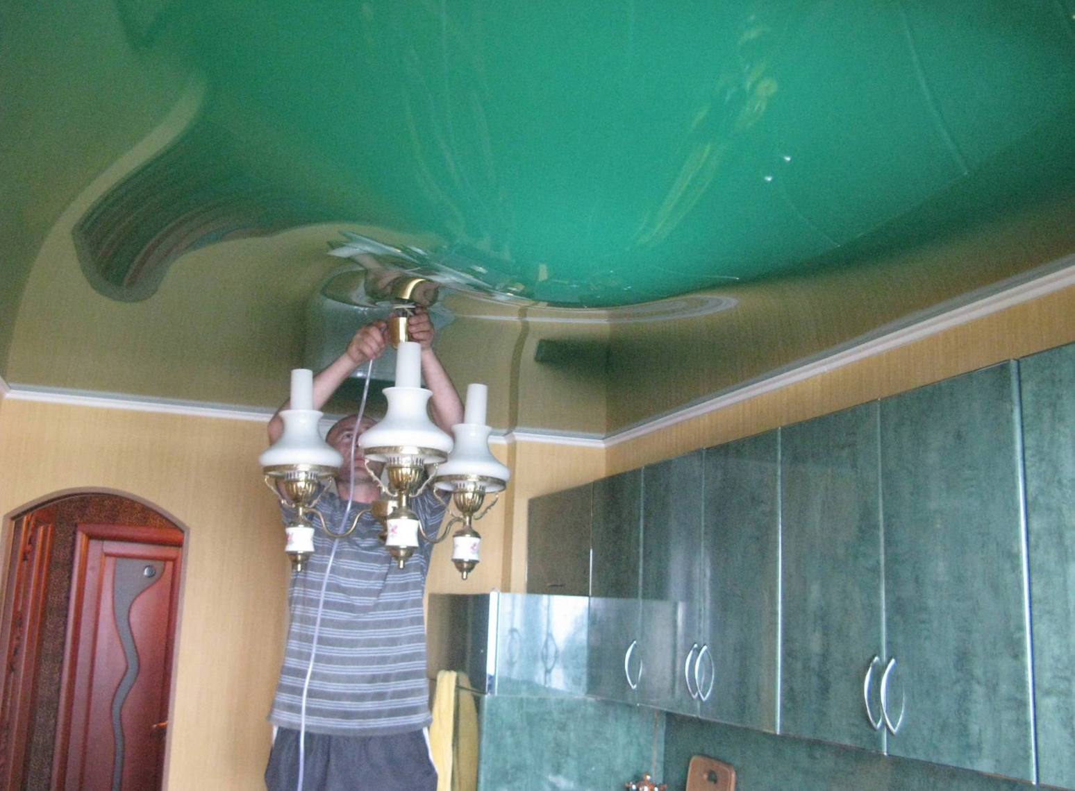 Как просушить натяжной потолок после затопления