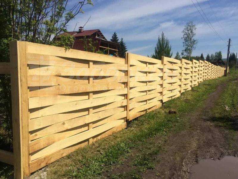 Деревянный забор из обрезной доски – практические советы по выбору и установке