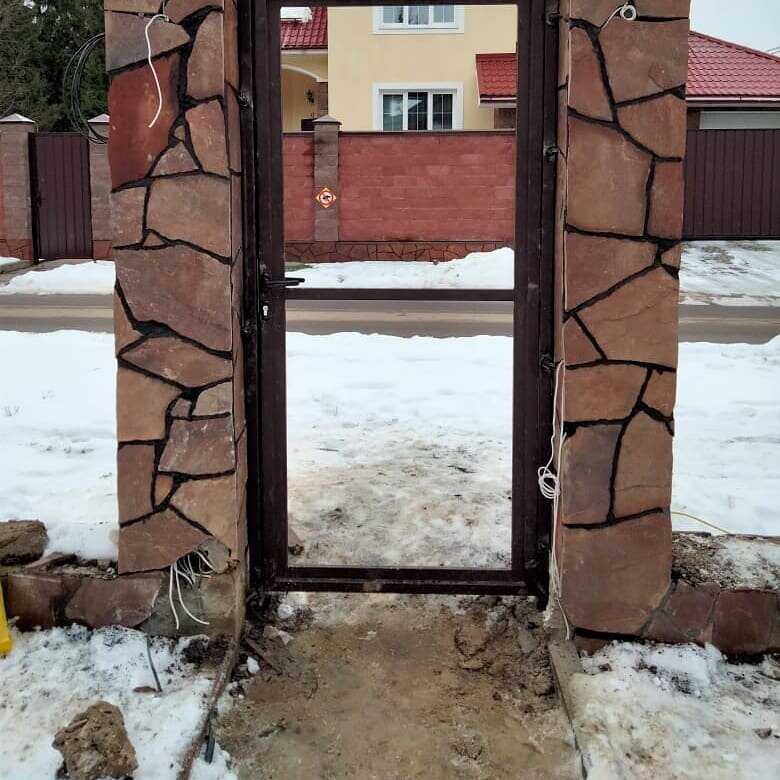 Как прикрепить ворота к столбам из кирпича