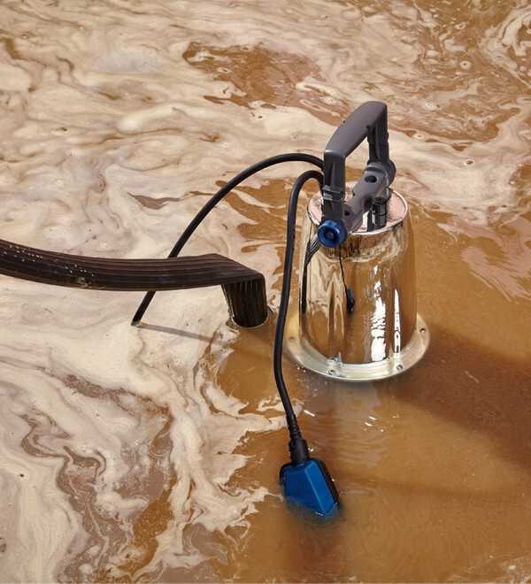 Как и чем откачать грязную воду из колодца: обзор лучших дренажных колодцев