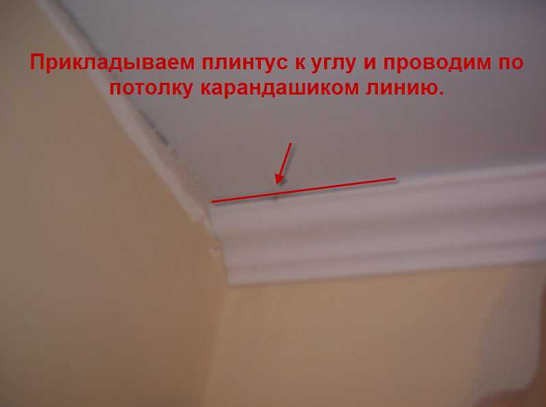 На что клеить потолочный плинтус, какое средство лучше выбрать для пенопласта и других материалов, фото и видео примеры