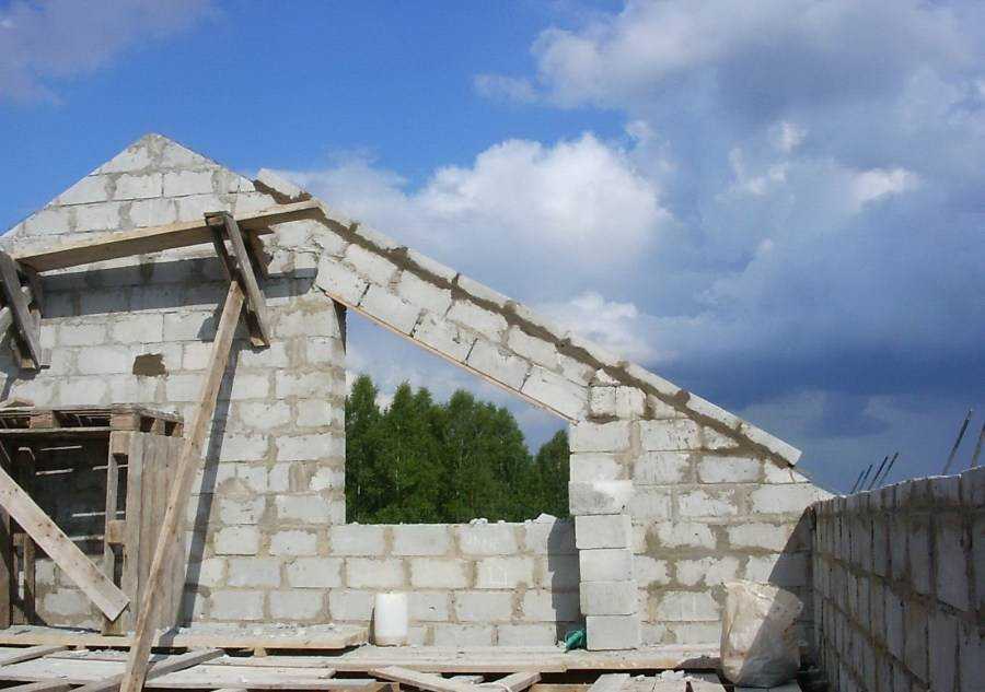 Кирпичные фронтоны: выбор кирпича, процесс кладки, отделка