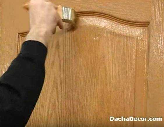 Чем и как покрасить деревянные двери своими руками