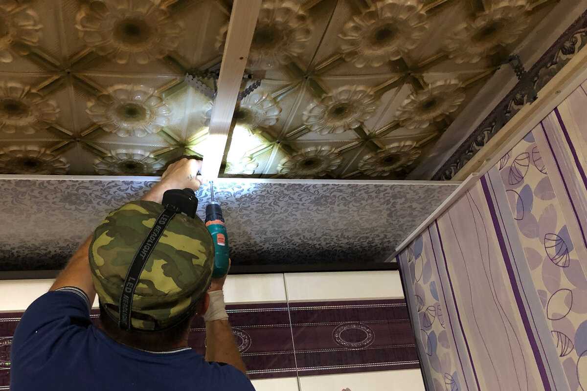 Как сделать своими руками потолок из пластиковых панелей